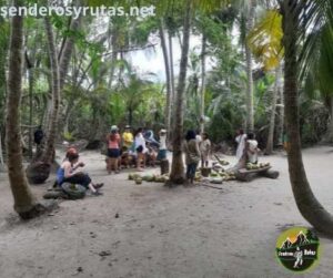 indigenas locales vendiendo agua de coco